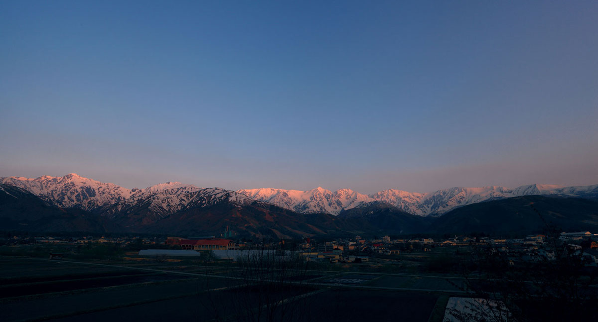 朝焼けに染まる山々